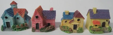 Miniature Coloured Houses, 30-35mm Wide x 25-30mm High (3.0-3.5cm x 2.5-3.0cm) (MHO08)