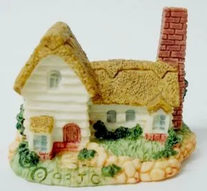Miniature English House Brown, 50mm Length x 40mm High (5.0cm x 4.0cm) (MHO03)
