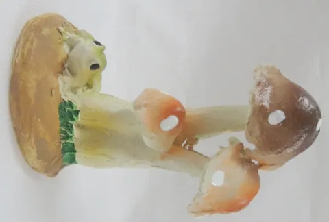Miniature Mushroom with Frog, 50mm High (5.0cm High) (MUSH6)