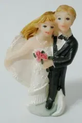Miniatures 1.5 Inch Wedding Couple, 40mm High x 20-30mm Wide (WC823A)