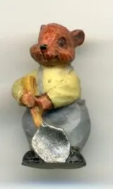 Miniatures - Micro Mouse With Shovel, 25mm High (MICRO32)