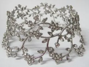 Stand Silver Crystal Flowers/Leaves, 40mm (4cm) Height x 95mm (9.5cm) Width (SO52)
